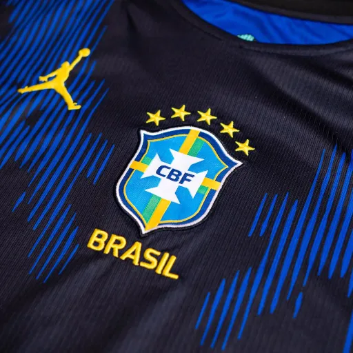 Patch lambang Brasil pada jersey biru